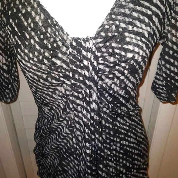 Kenneth Cole stretch black cream womens v-neck blouse elbow length sleeves Sz. M - Picture 4 of 8